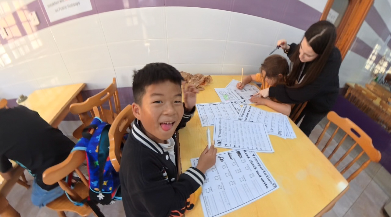 リラックスできる学生寮のラウンジ