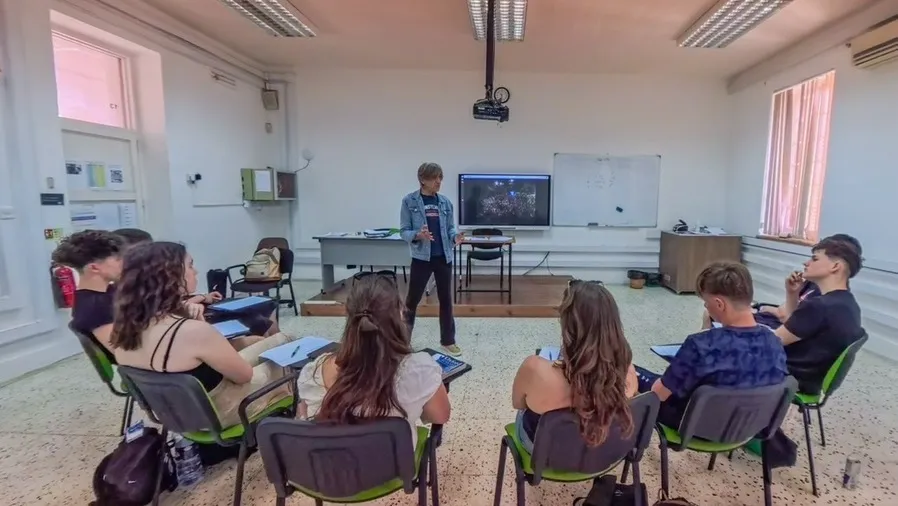 少人数制で活発なディスカッションが行われるAClass Academyの授業風景