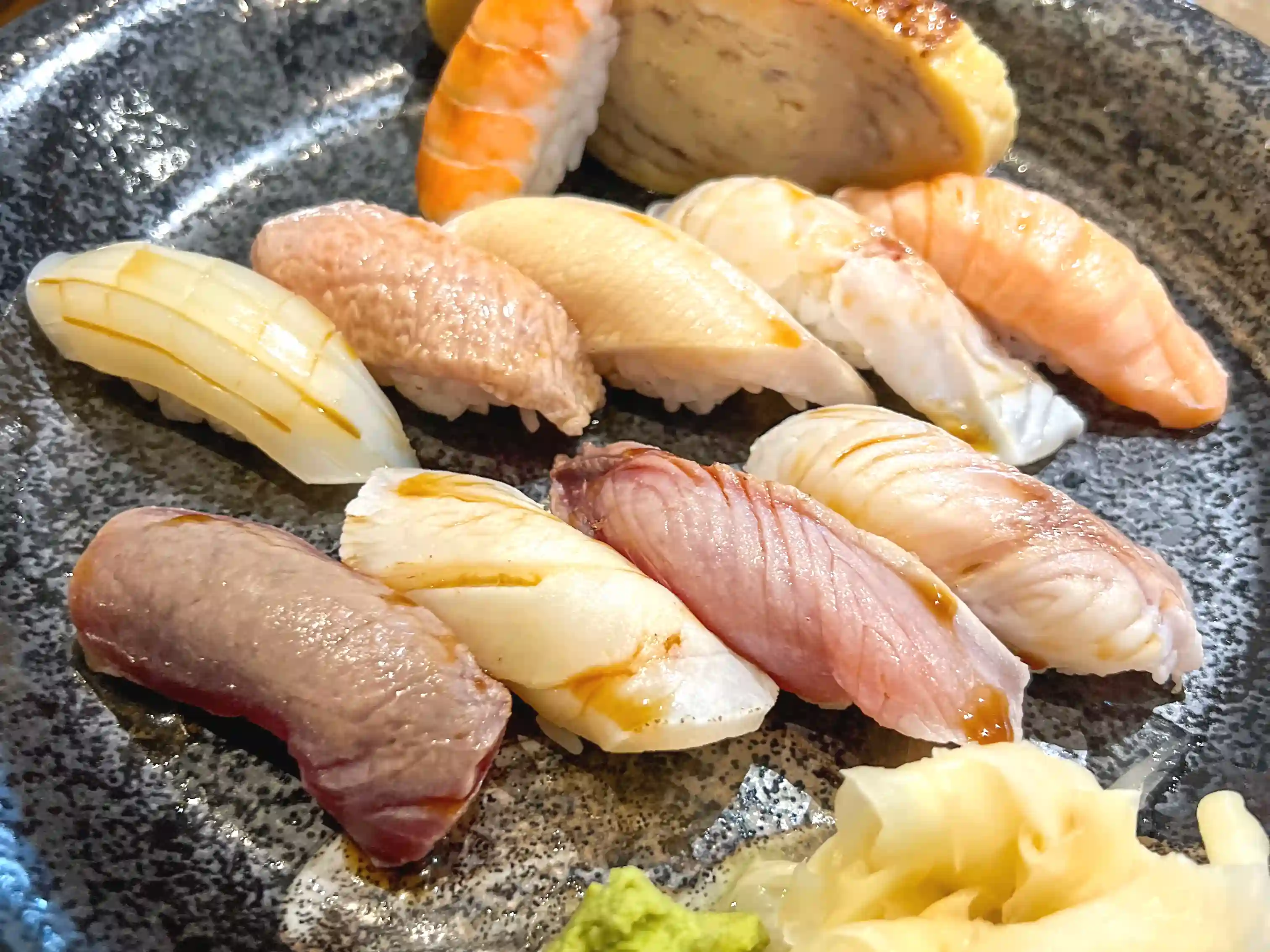 マルタの老舗日本食レストランZenの高級感あふれる寿司カウンターと鉄板焼きパフォーマンス